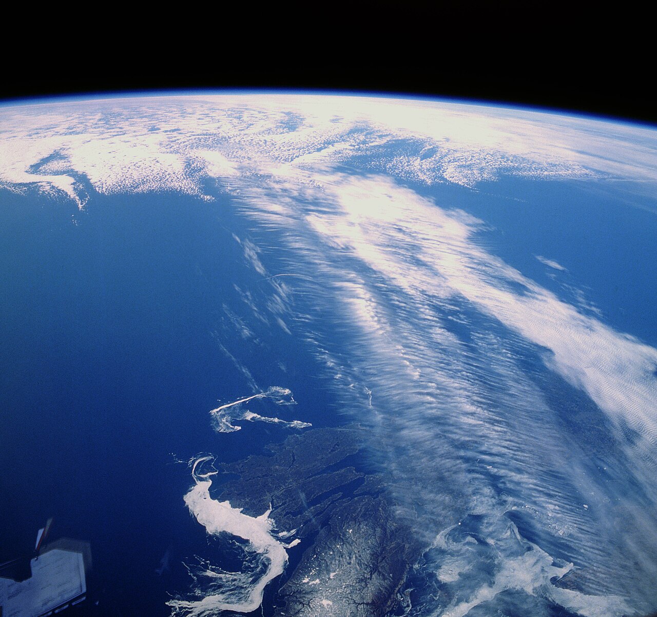 Clouds along a jet stream over Canada. By The original uploader was Ellywa at Dutch Wikipedia. - Transferred from nl.wikipedia to Commons by Koektrommel using CommonsHelper., Public Domain, https://commons.wikimedia.org/w/index.php?curid=7584616