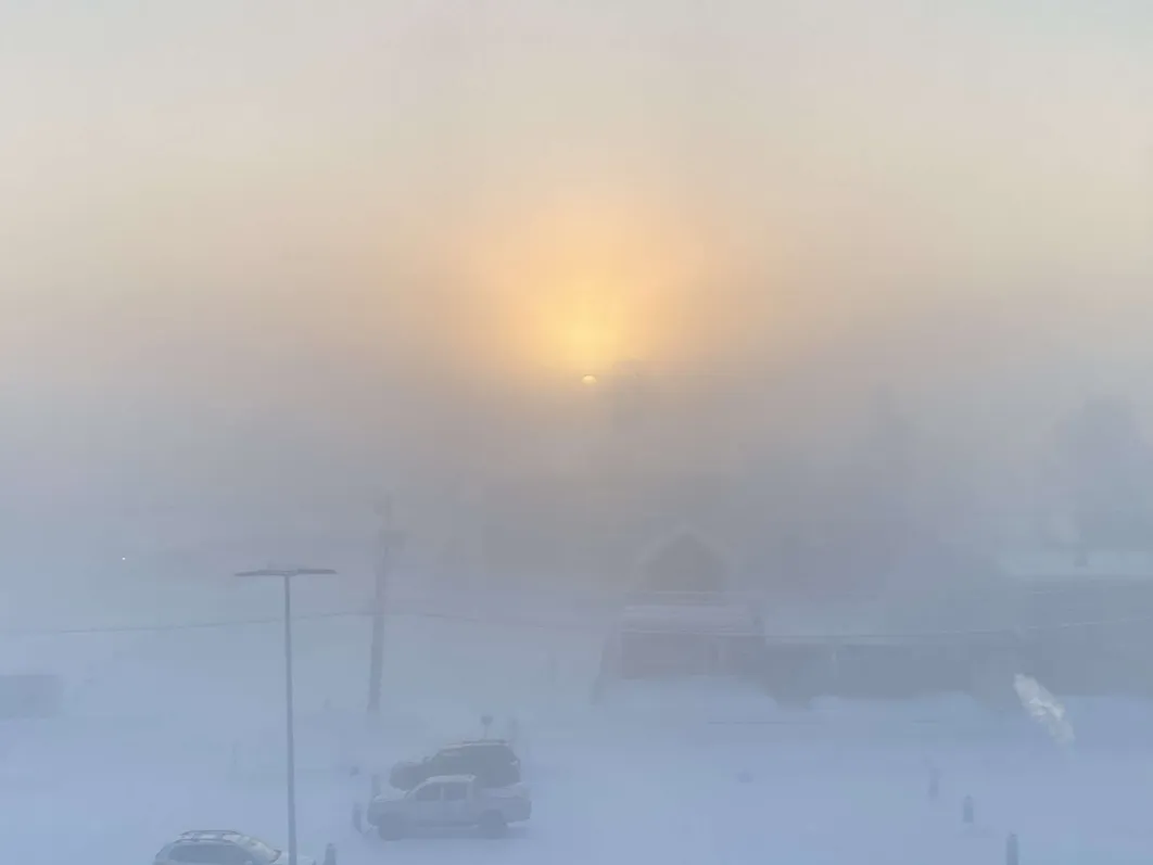 Hazy, sun-drenched sky over a snow-covered landscape, illustrating atmospheric conditions during a temperature inversion. Hazy, sun-drenched sky over a snow-covered landscape, illustrating atmospheric conditions during a temperature inversion.